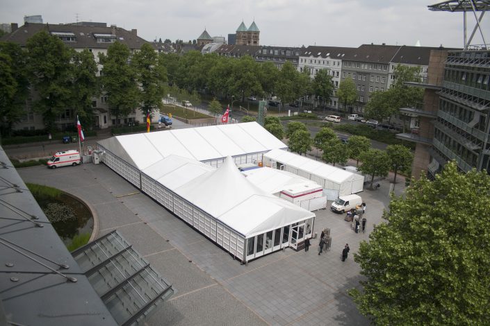 satteldachzelt-zeltlandschaft-mit-festen-seitenwaenden
