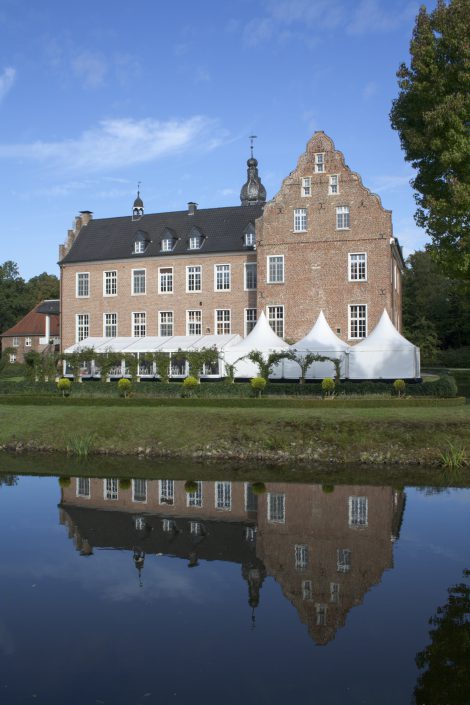 leistung-pagodenzelt-vor-einem-schloss