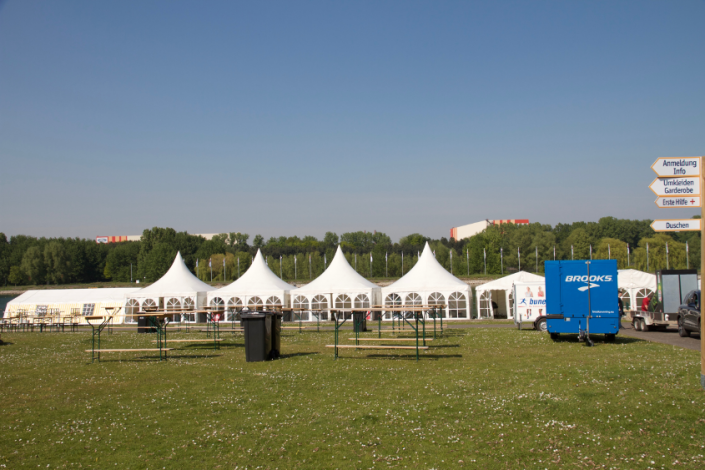 galerie-pagoden-auf-einer-wiese