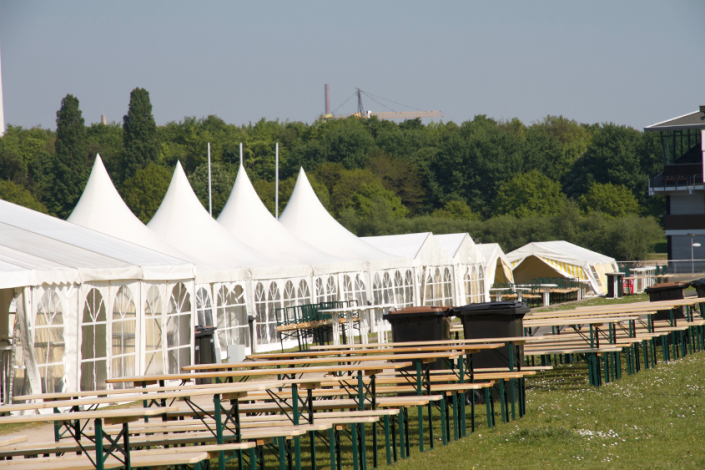 galerie-pagode-mit-festzeltgarnituren