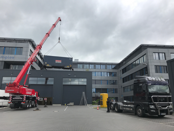 Container galerie-aufbau-mit-einem-kran