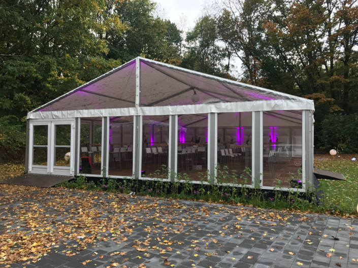 Zelt mit einer Glasfassade glaszelt-zelt-mit-transparenten-giebel-und-glasfassade