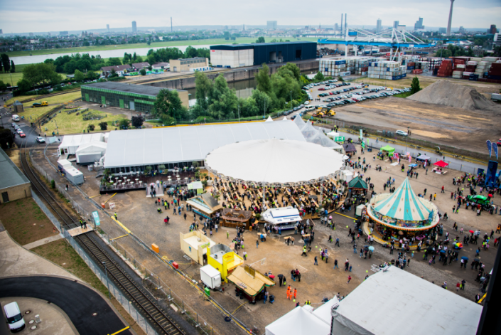 Skyliner mit einer Zelthalle galerie-skyliner-mit-einer-zelthalle