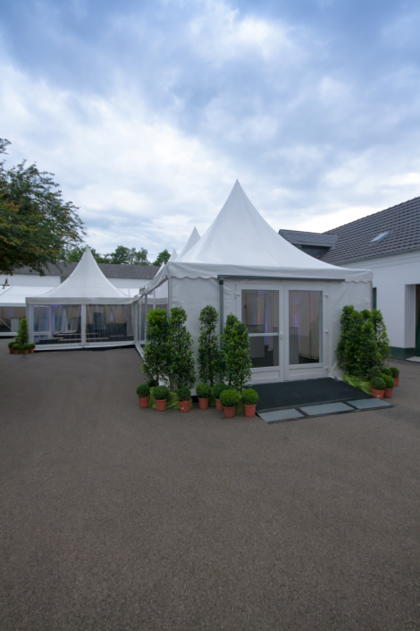 Ausstellung festzelt-pagode-mit-tuer