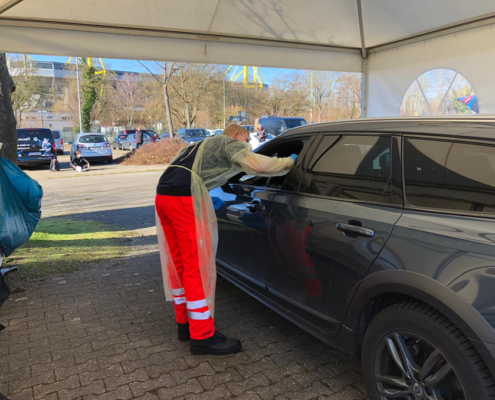 Drive-in-Behandlung-am-Auto drive-in-behandlung-am-auto
