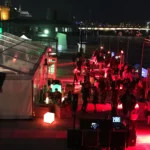 Firmenfeier im Zelt auf einem Firmengelände mit angrenzender Außenfläche Firmenfeier im Zelt auf einem Firmengelände mit angrenzender Außenfläche