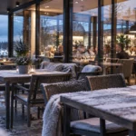 _KI generiert Ungenutzte Restaurantterrasse im Winter neben einem beleuchteten Gastraum